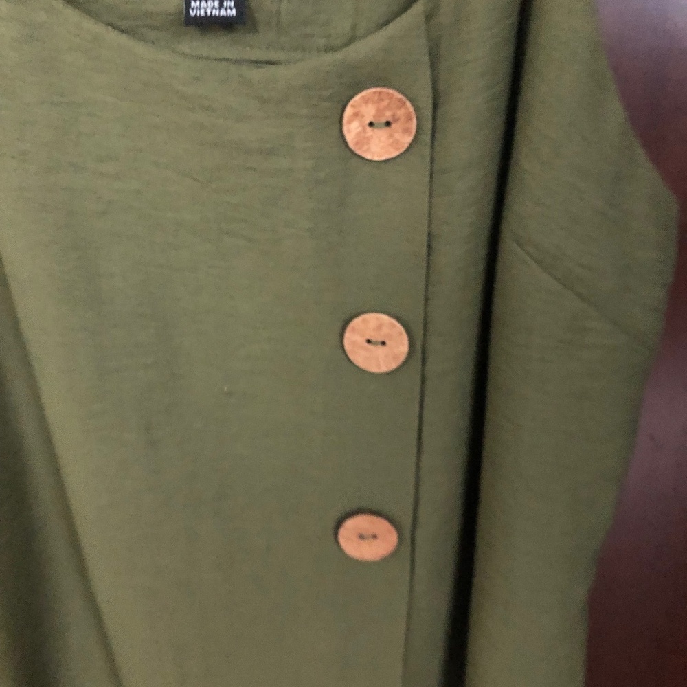 Silk blend camisole with wooden buttons - Picture 2 of 3